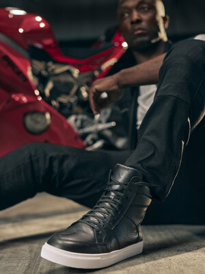 Chaser_Sneakers_04.bac391a6
