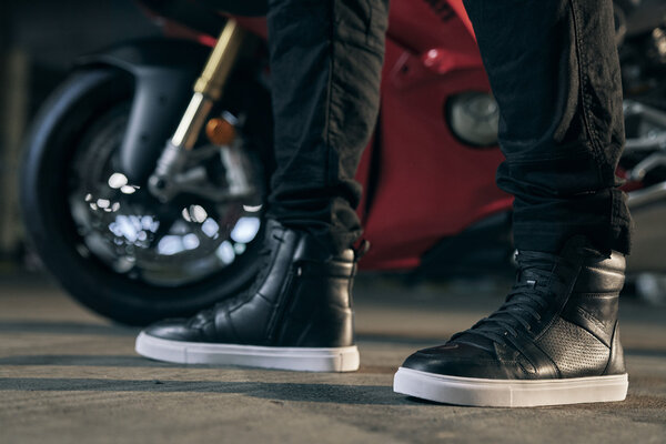 Chaser_Sneakers_03.72091b5e